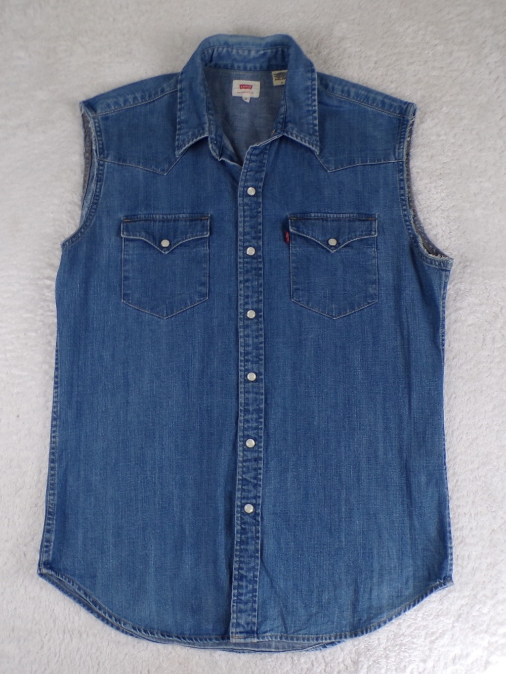 Levi's sleeveless western denim shirt Men's Size M pearl snap button fasteners